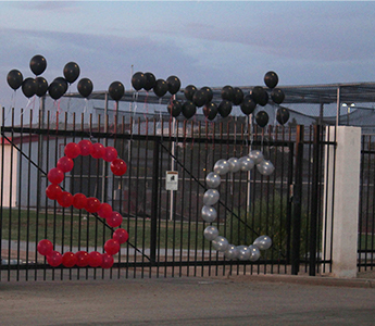 Red and silver balloons in the shape of SC on the school gate